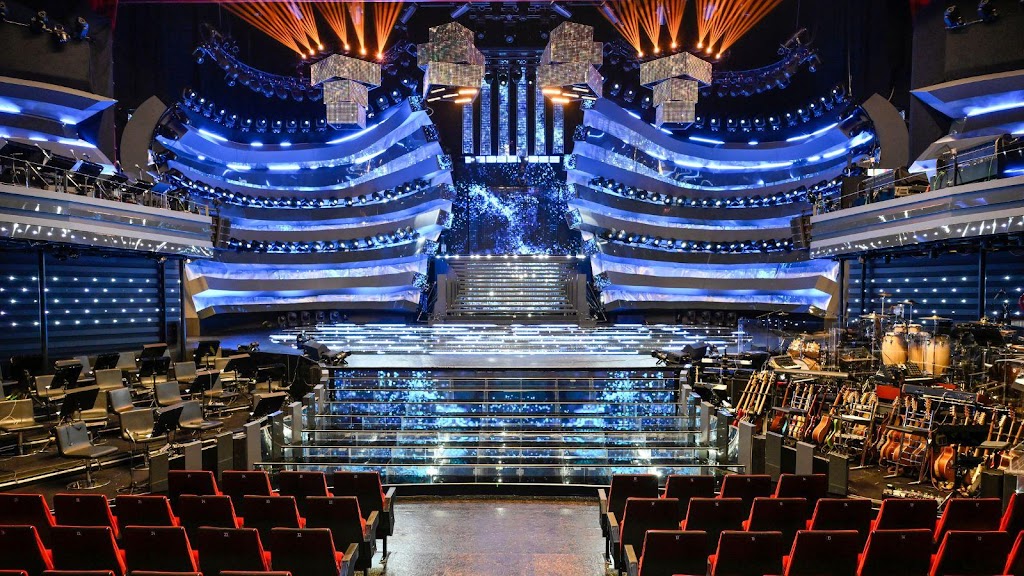 Scenografia "Techno Hall" del Festival di Sanremo 2025, progettata da Riccardo Bocchini, con struttura a 360 gradi e design dinamico.
