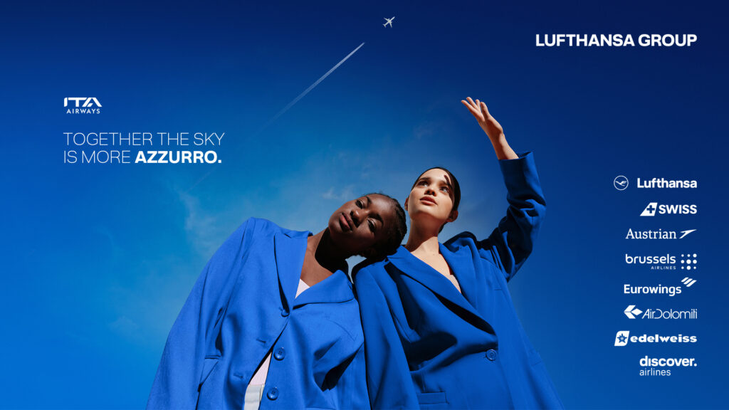 Modelle in blu sotto un cielo azzurro con aereo ITA Airways in volo e slogan del Gruppo Lufthansa