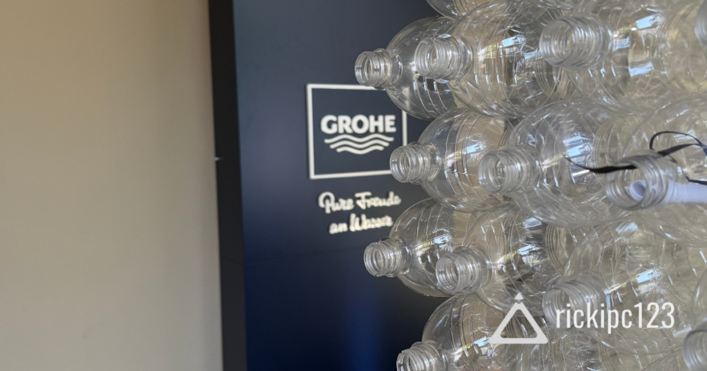 Dettaglio Aqua Bar con bottiglie riciclate – GROHE