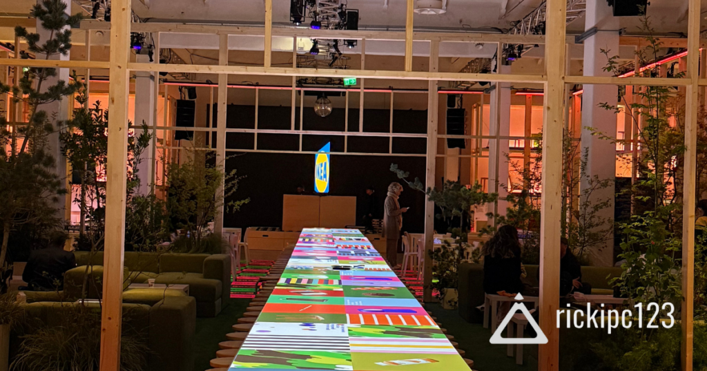 Tavolo interattivo IKEA con proiezioni colorate al Fuorisalone 2025
