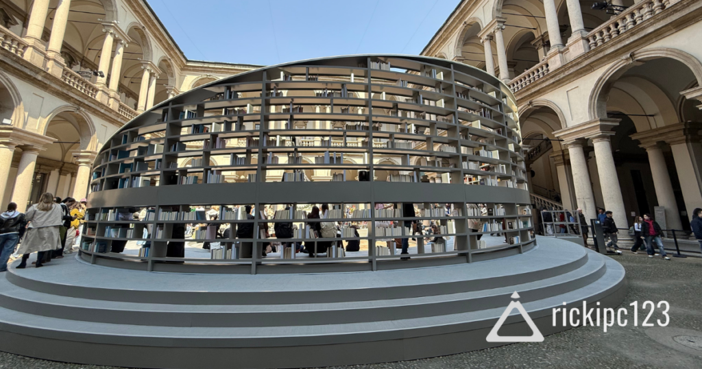 Installazione The Library of Light di Es Devlin nel cortile della Pinacoteca di Brera durante il Salone del Mobile Milano 2025