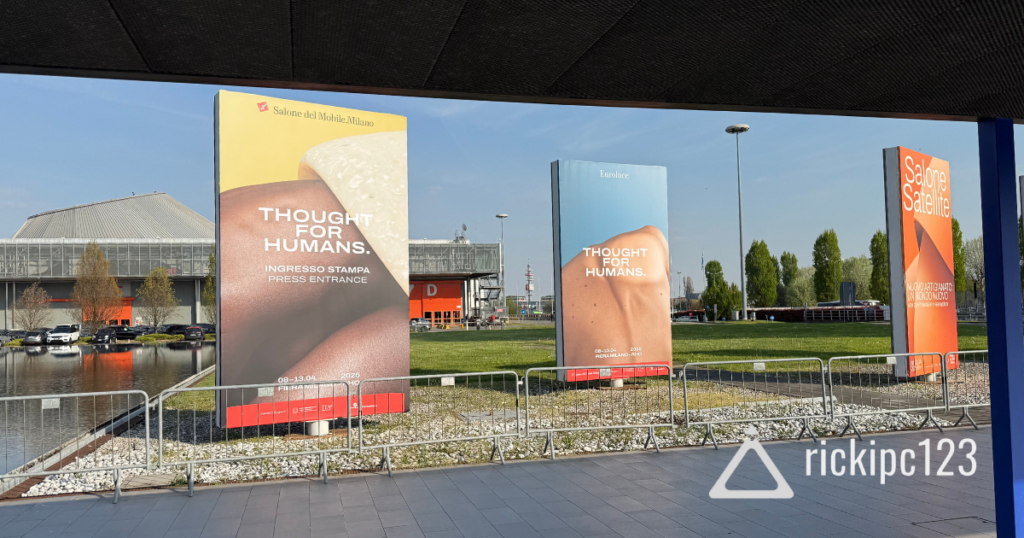 Ingresso Fiera Milano Rho con totem “Thought for Humans” del Salone del Mobile 2025