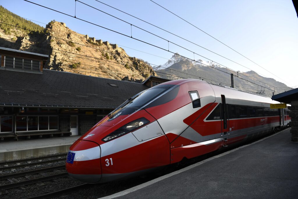 Frecciarossa Milano Parigi 2025: il treno attraversa le Alpi tra Italia e Francia