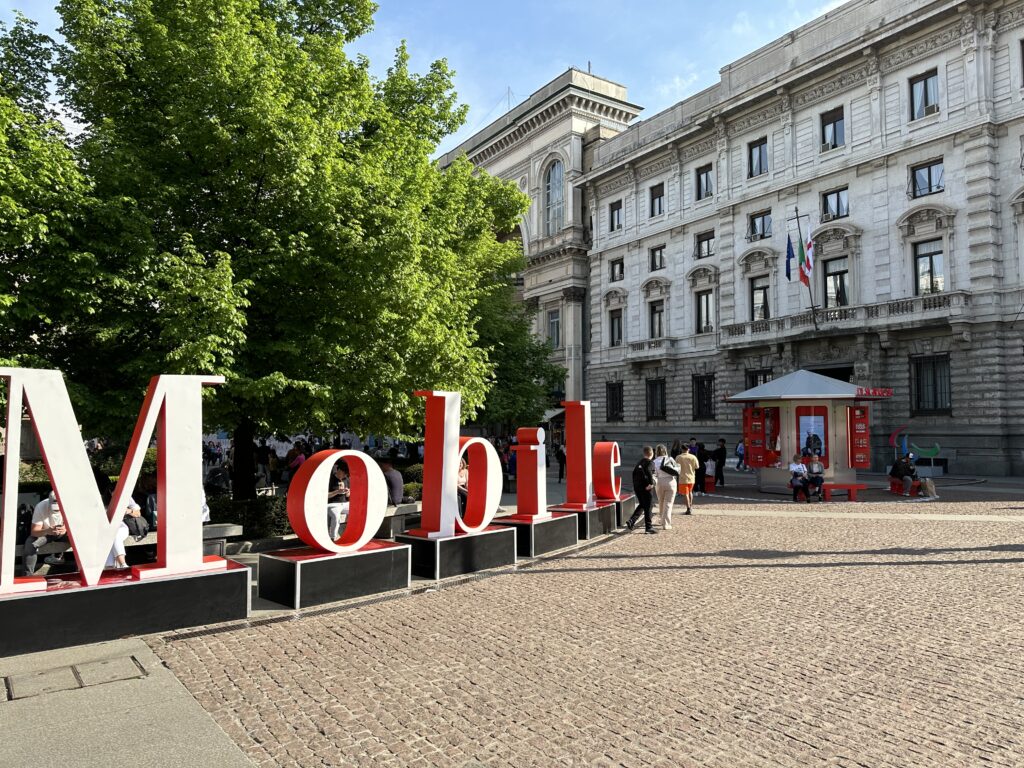 vista salone del mobile in piazza san babila