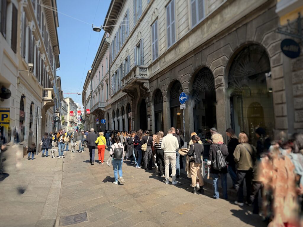Persone in coda davanti a una showroom durante il Fuorisalone 2025 a Milano, nel distretto di Brera