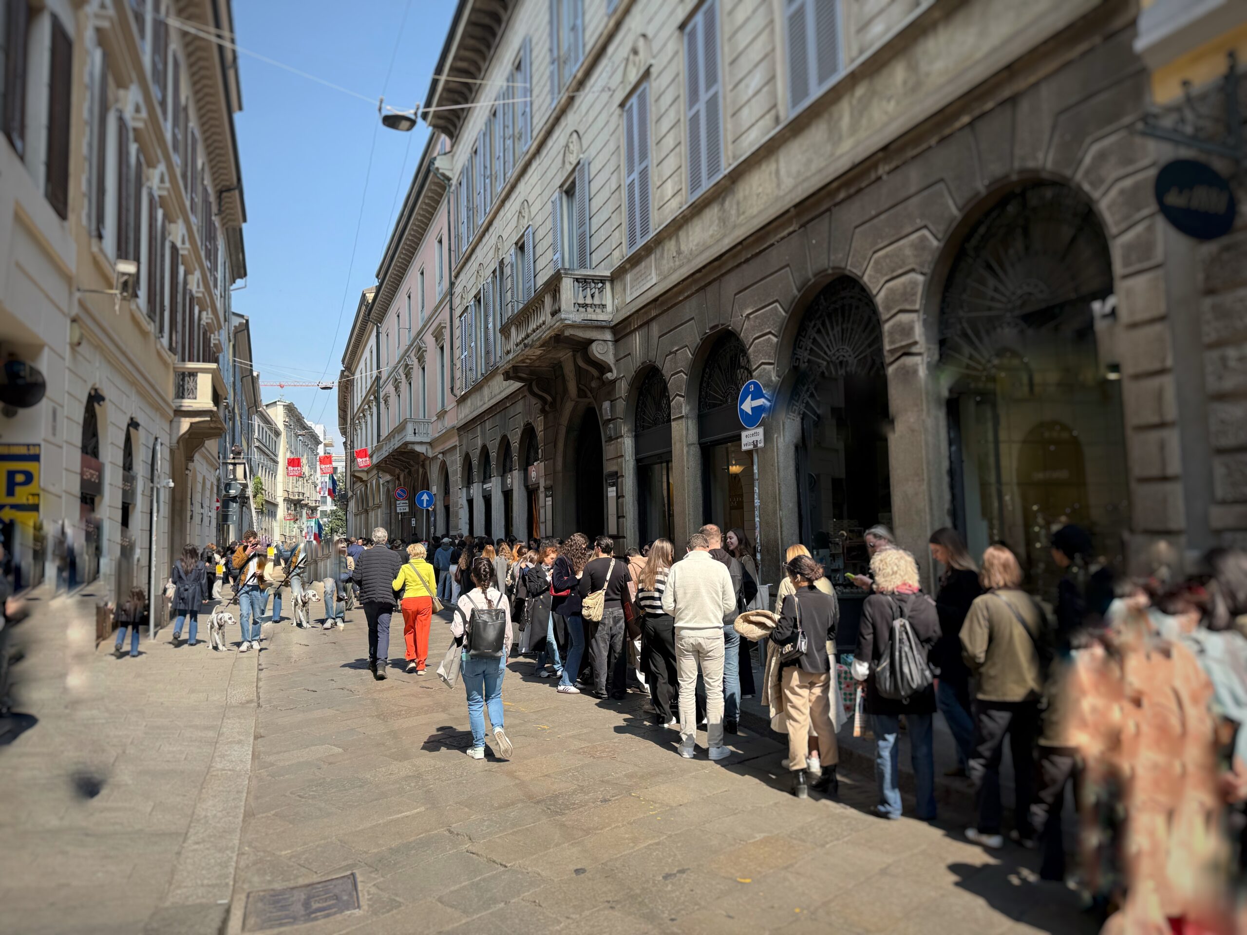 Persone in coda davanti a una showroom durante il Fuorisalone 2025 a Milano, nel distretto di Brera