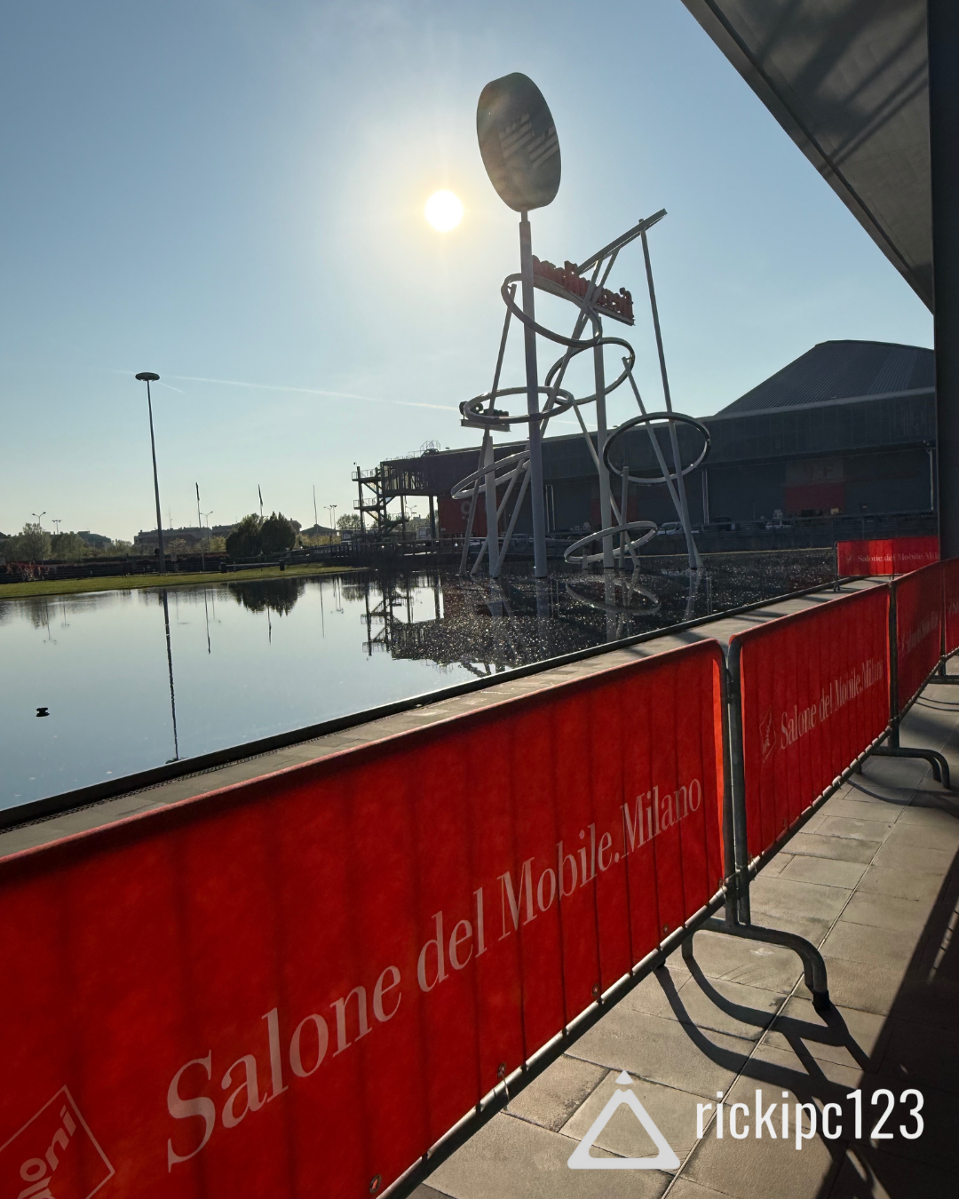 Ingresso Porta Sud di Fiera Milano al Salone del Mobile.Milano 2025 con struttura iconica e riflessi sull’acqua