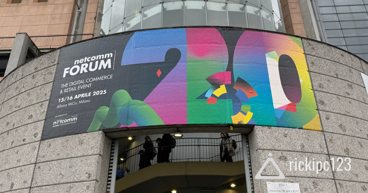 Ingresso Gate 4 Allianz MiCo con banner ufficiale del Netcomm Forum 2025, evento di riferimento per il digital retail