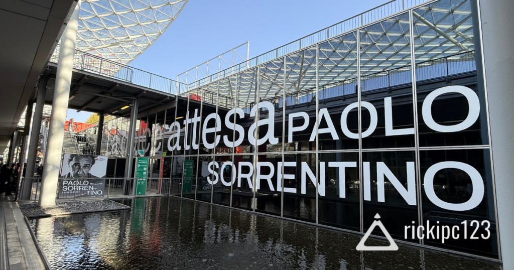 Facciata esterna dell’installazione “La dolce attesa” di Paolo Sorrentino al Salone del Mobile.Milano 2025