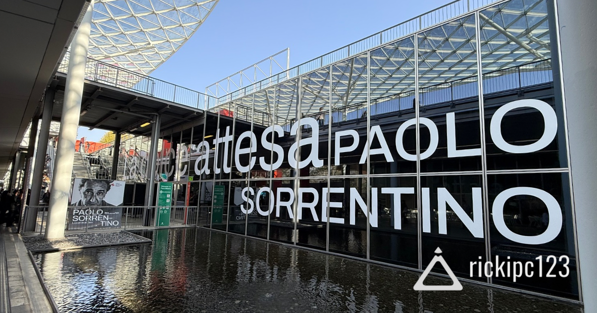 Facciata esterna dell’installazione “La dolce attesa” di Paolo Sorrentino al Salone del Mobile.Milano 2025