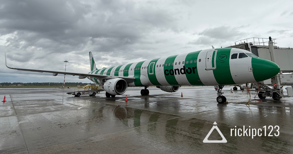 Airbus A321 di Condor parcheggiato al gate di Milano Malpensa il 5 maggio 2025