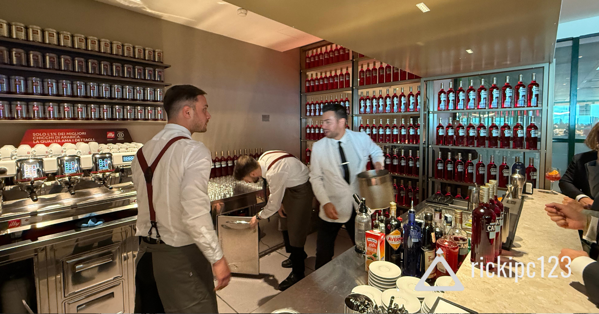 Bartender al lavoro nella lounge