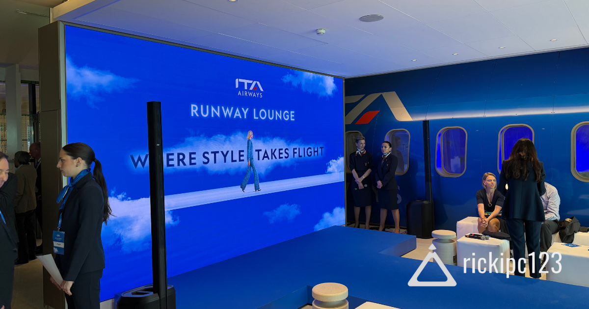 Ingresso Runway Lounge ITA Airways a Milano Linate con led wall blu