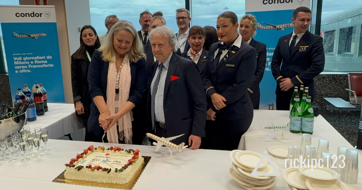Taglio della torta celebrativa per il nuovo volo Condor Malpensa–Francoforte con staff e autorità presenti