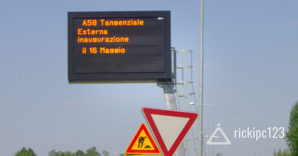 Cartello della Tangenziale Est Esterna con la scritta “Inaugurazione 16 maggio 2015”