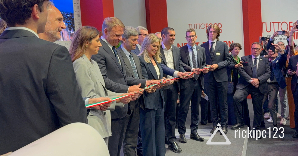 Cerimonia di inaugurazione TUTTOFOOD 2025 con il taglio del nastro a Fiera Milano