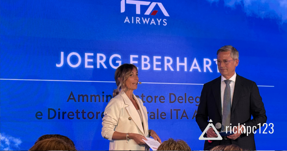 Joerg Eberhart presenta la Runway Lounge durante l’inaugurazione a Milano Linate