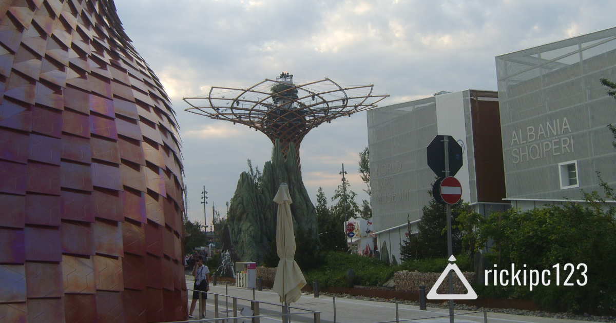 Vista laterale dell’Albero della Vita all’Expo Milano 2015, con i padiglioni World Expo Museum e Albania