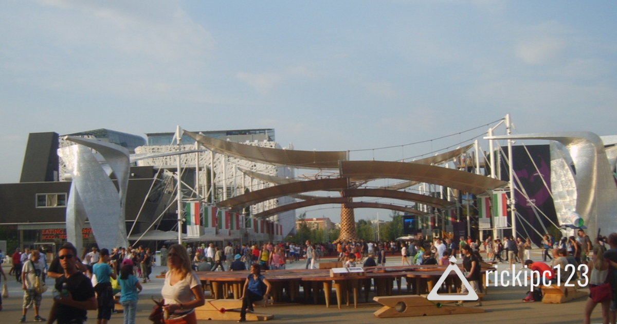 Piazza Italia a Expo 2015 con Palazzo Italia a sinistra, il Cardo centrale affollato e l’Albero della Vita sullo sfondo