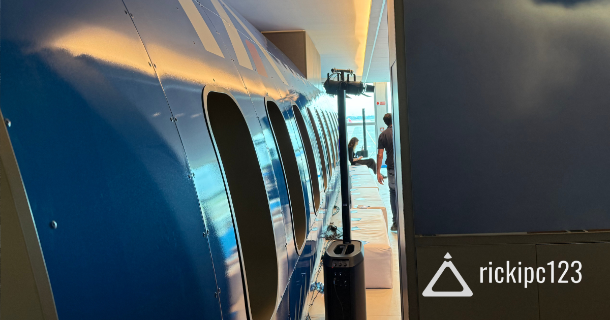 Elemento di design a forma di fusoliera nella Runway Lounge ITA Airways