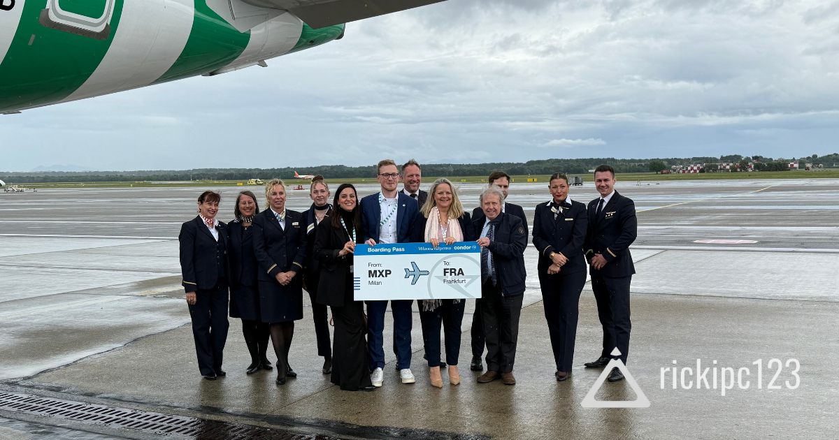 Staff di Condor Airlines e SEA Aeroporti di Milano posano davanti all’aereo Airbus A321 durante l’inaugurazione del volo diretto Malpensa–Francoforte.