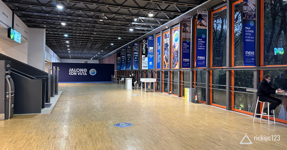 Interno del 1° piano del Palazzo dell’Agricoltura a Milano, salone della facciata interna, durante congresso – novembre 2023.