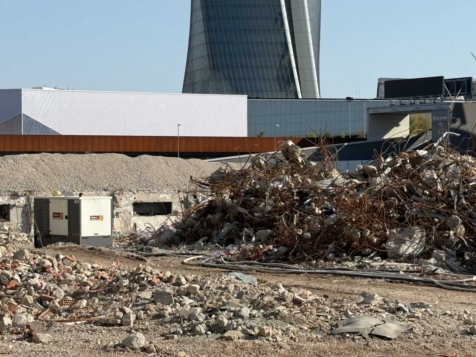 Demolizione del Palazzo dell’Agricoltura a Milano, vista da via Gattamelata con macerie e torre Generali sullo sfondo – 9 agosto 2025