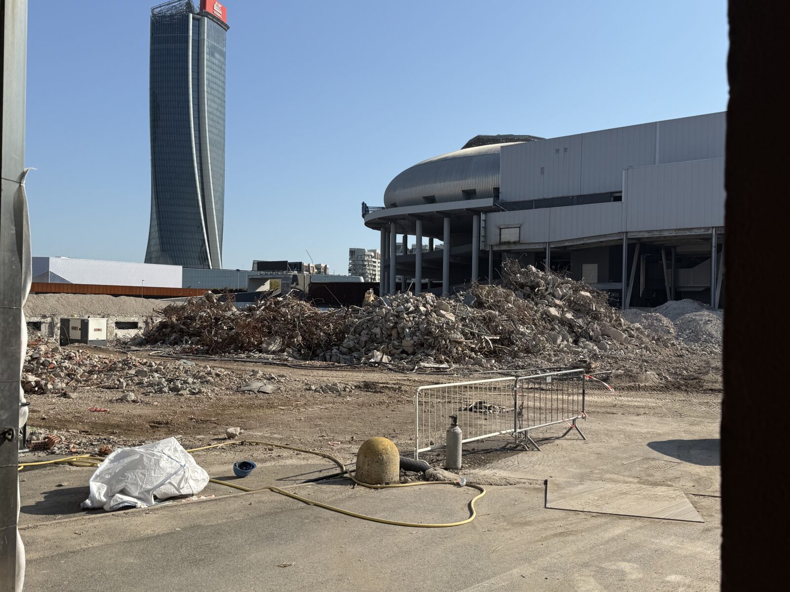 Demolizione del Palazzo dell’Agricoltura a Milano, vista da via Gattamelata con macerie e torre Generali sullo sfondo – 9 agosto 2025