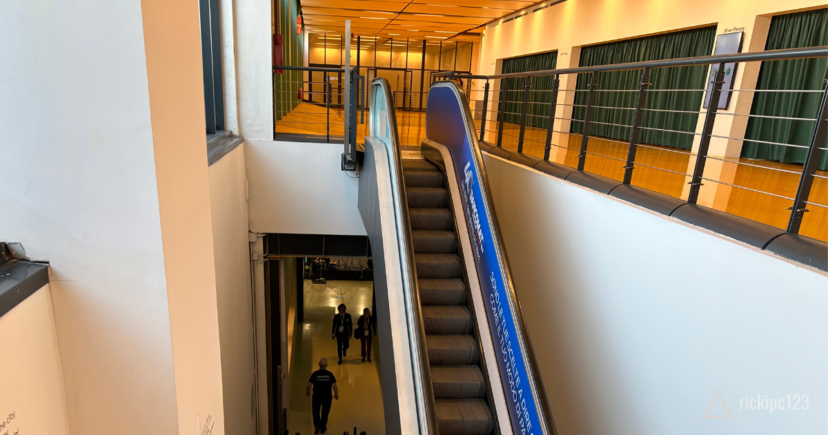 Interno del Palazzo dell’Agricoltura a Milano con scale mobili e corridoi durante un congresso – novembre 2023.