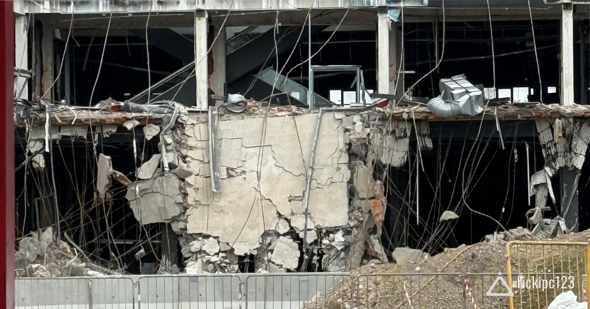 Dettaglio della facciata laterale da via Colleoni del Palazzo dell’Agricoltura in demolizione, con travi e calcestruzzo esposti – 7 giugno 2025.