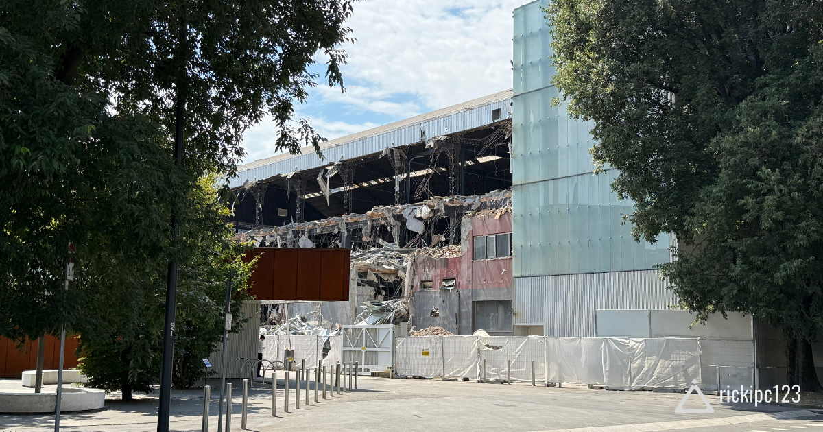 Veduta laterale del Palazzo dell’Agricoltura in demolizione da via Gattamelata – 2 luglio 2025.