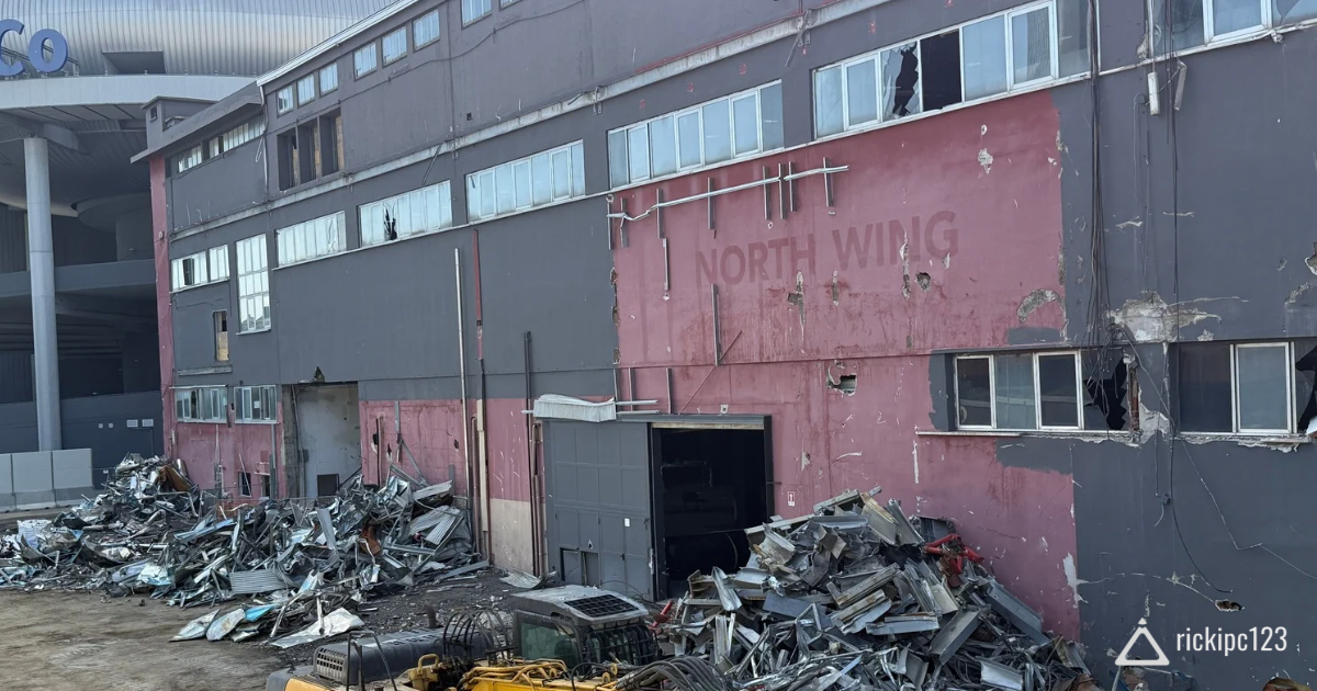 Facciata laterale del Palazzo dell’Agricoltura al MiCo Nord durante la demolizione – maggio 2025
