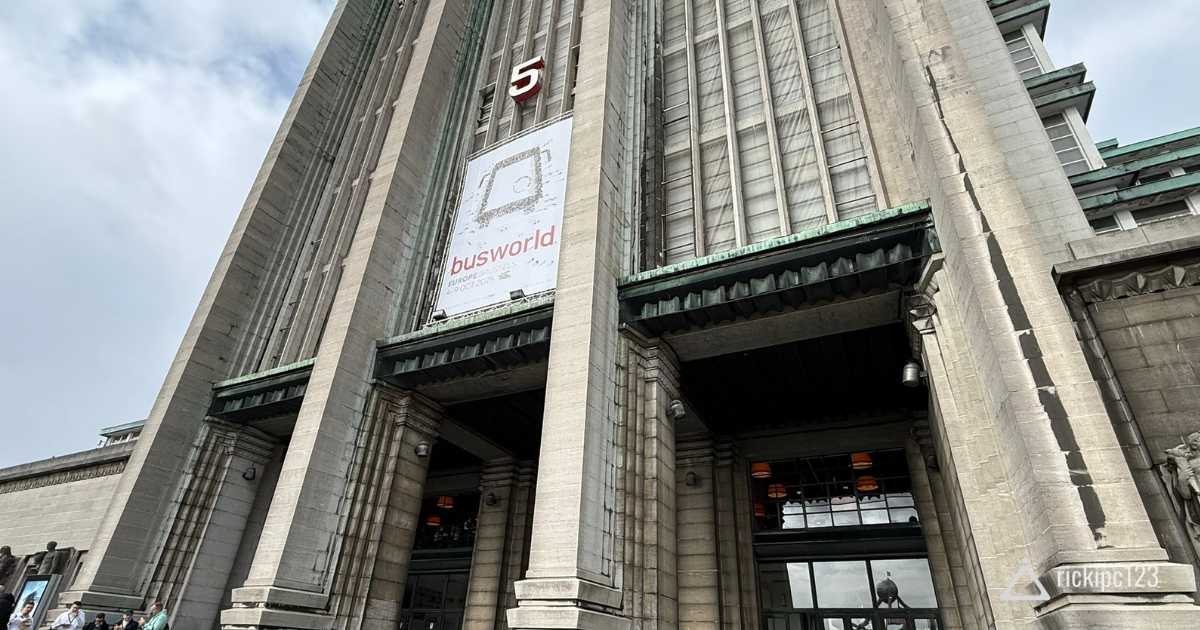 Facciata principale del Brussels Expo con il banner di Busworld Europe 2025