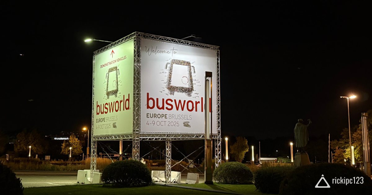 Cartellone illuminato di Busworld Europe 2025 all’esterno del Brussels Expo di notte