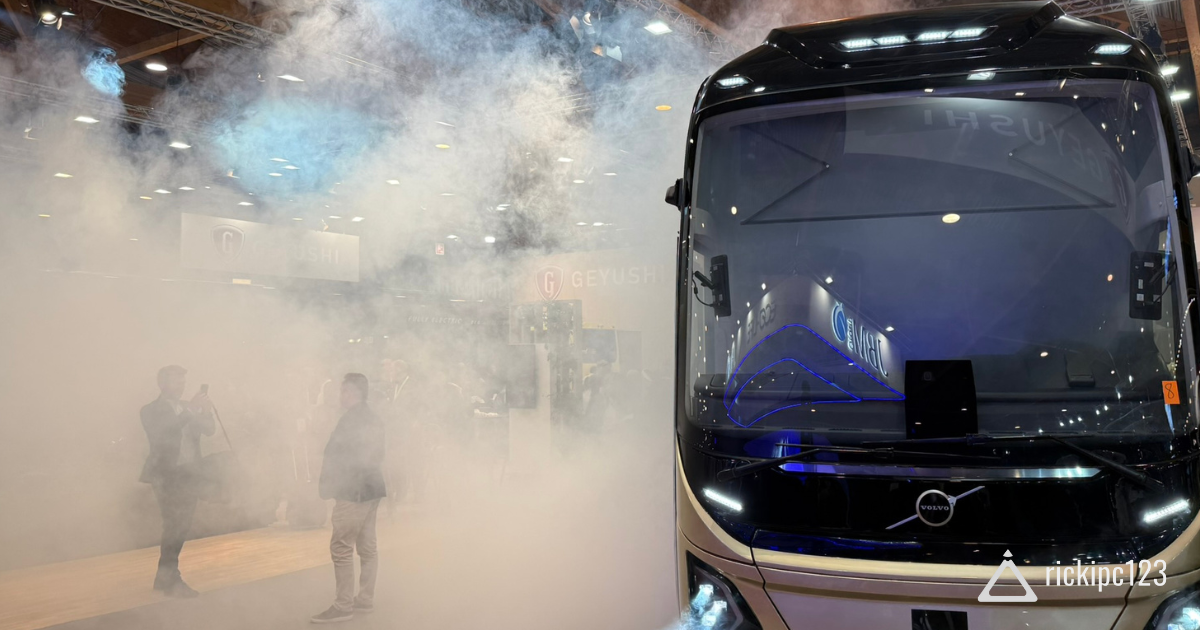 Presentazione scenografica di un bus elettrico tra fumo e luci durante Busworld Europe 2025