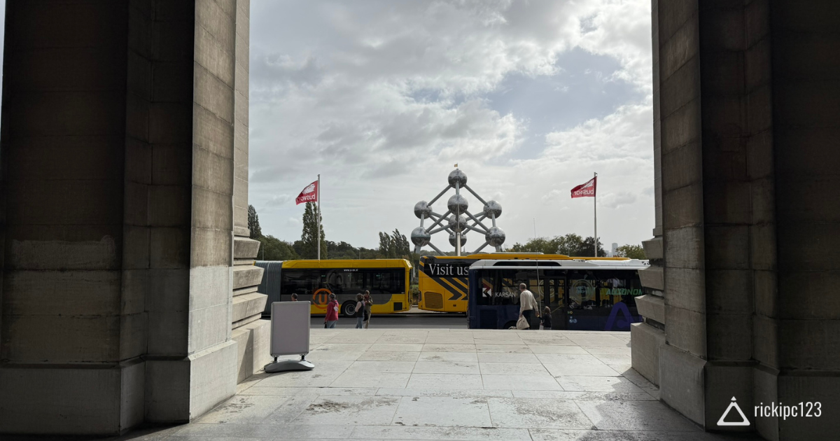 Autobus esposti davanti all’Atomium di Bruxelles durante Busworld Europe 2025